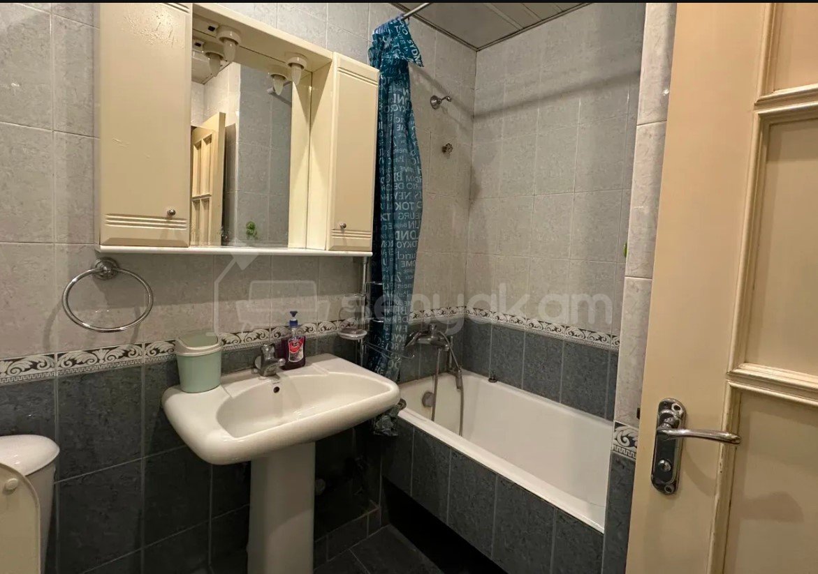 3 Սենյականոց Բնակարան Քարե Շենքում, 65քմ, 5/5 հարկ, Կապիտալ Վերանորոգված, Կահավորված