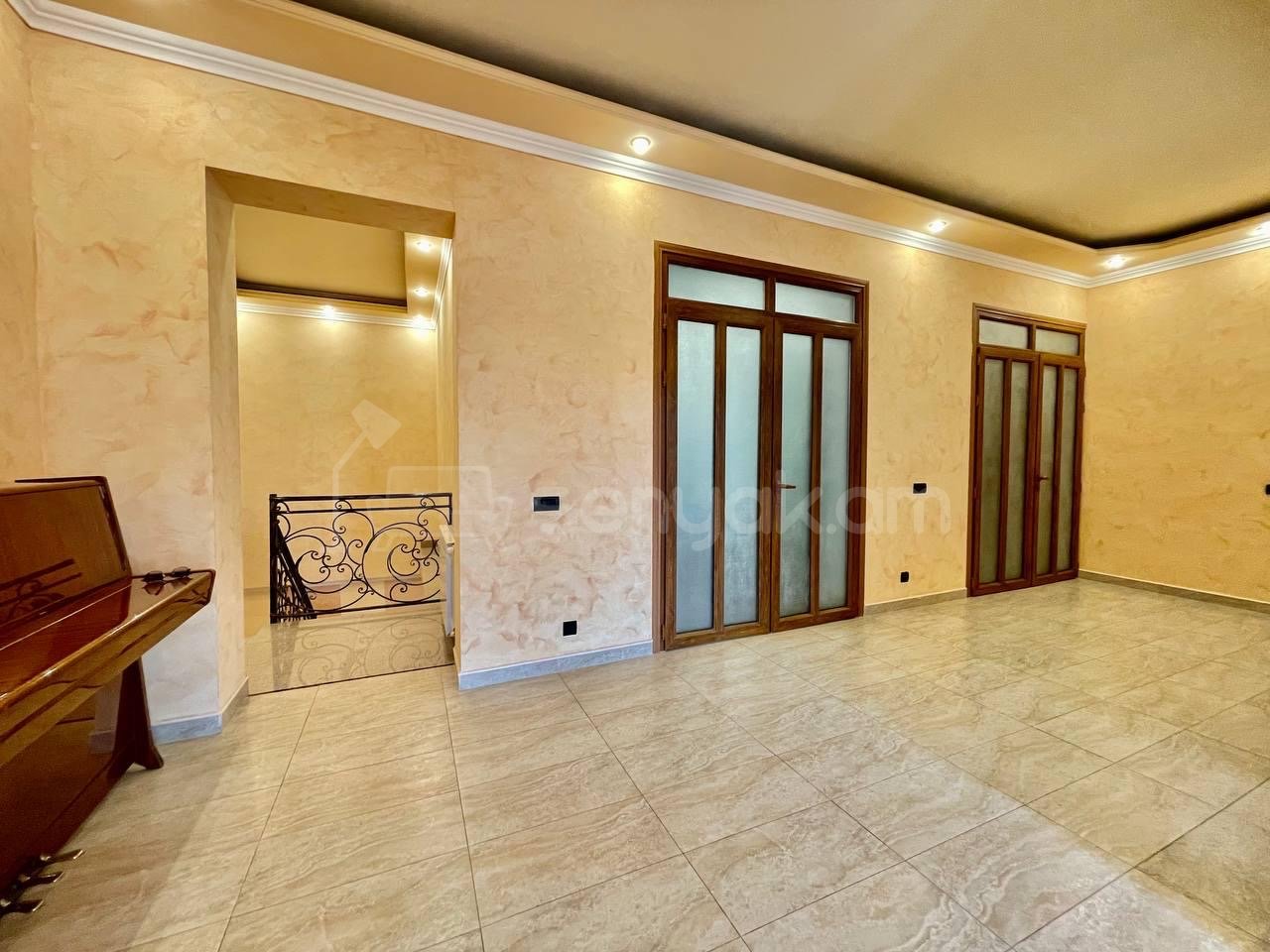 4 Սենյականոց Բնակարան, 200քմ, 3/5 հարկ, Կապիտալ Վերանորոգված