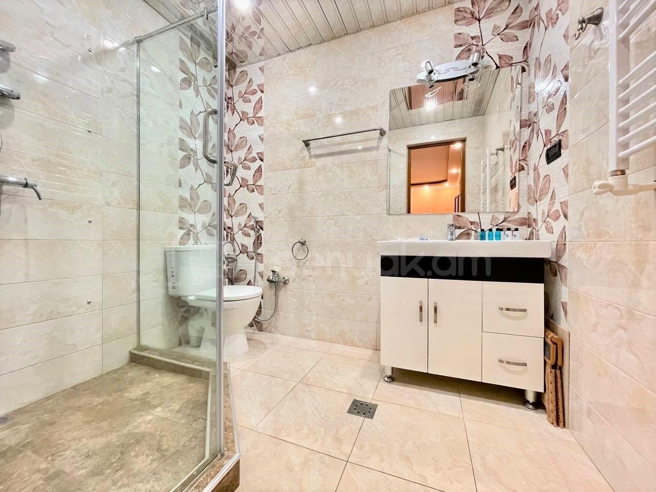 4 Սենյականոց Բնակարան, 200քմ, 3/5 հարկ, Կապիտալ Վերանորոգված