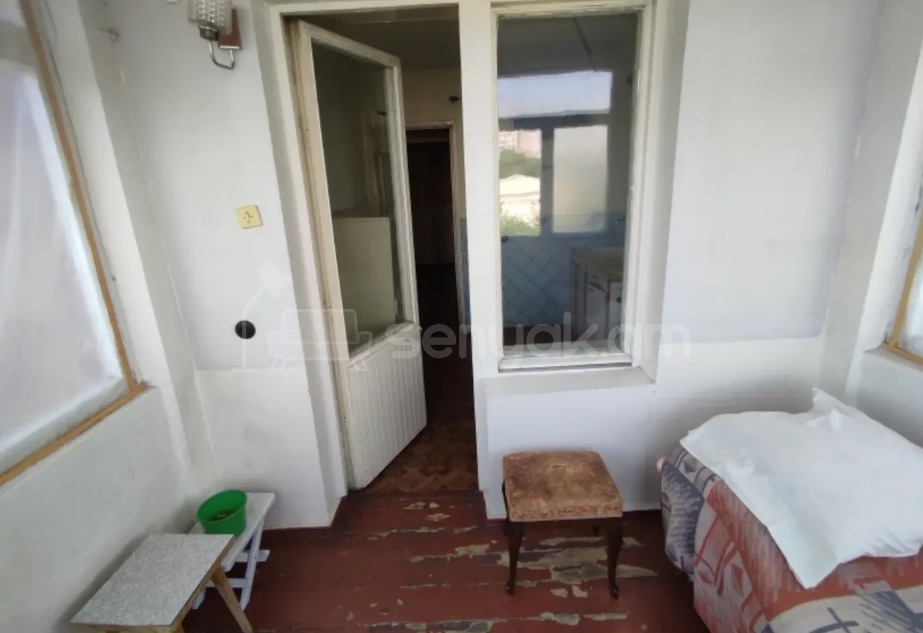 1 Սենյականոց Բնակարան Քարե Շենքում, 38քմ, 4/4 հարկ, Պետական Վիճակում