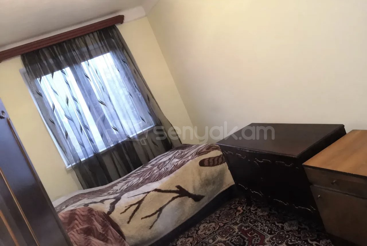 2 Սենյականոց Բնակարան Քարե Շենքում, 67քմ, 3/5 հարկ, Նորմալ Վիճակում, Կահավորված, Արևկող