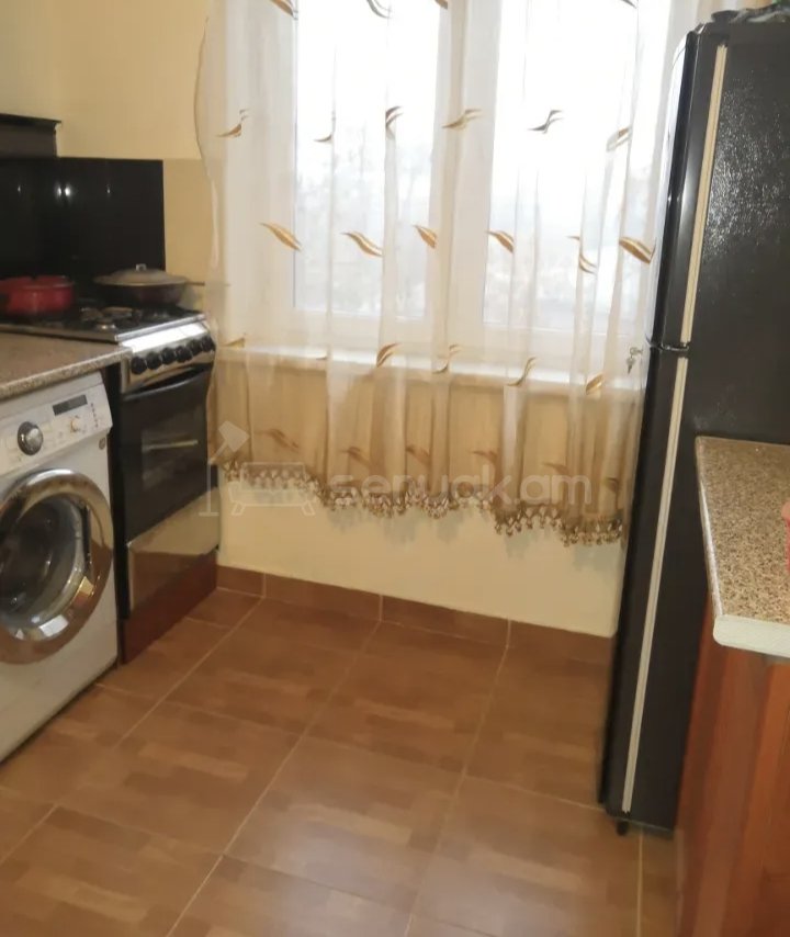 2 Սենյականոց Բնակարան Քարե Շենքում, 67քմ, 3/5 հարկ, Նորմալ Վիճակում, Կահավորված, Արևկող