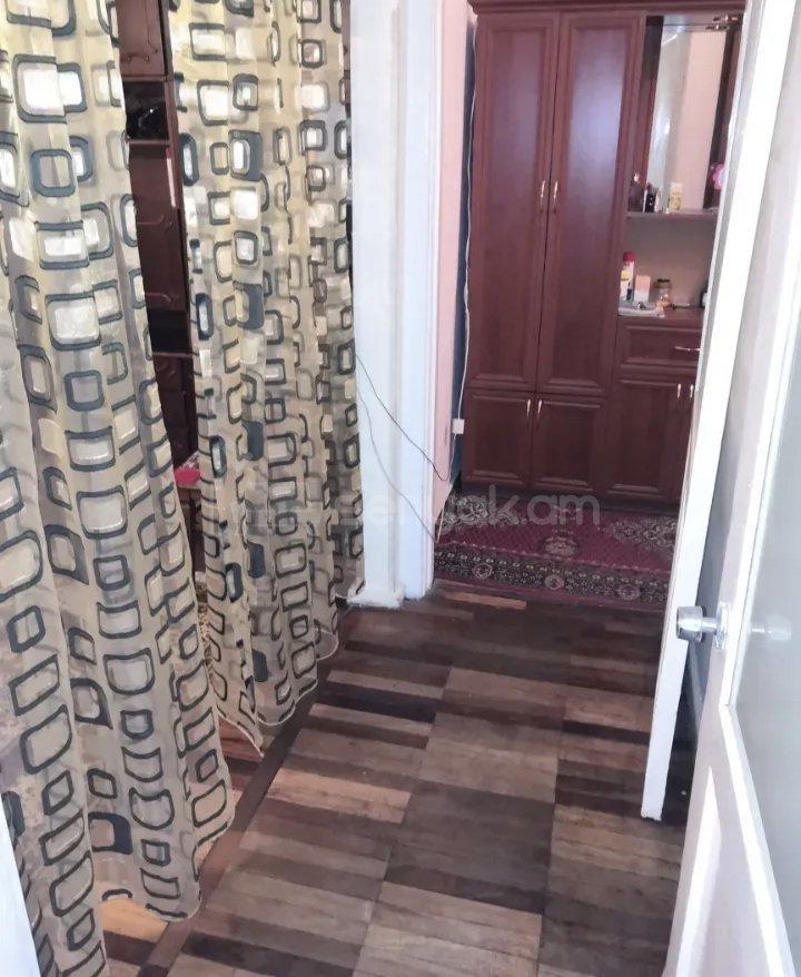 2 Սենյականոց Բնակարան Քարե Շենքում, 67քմ, 3/5 հարկ, Նորմալ Վիճակում, Կահավորված, Արևկող