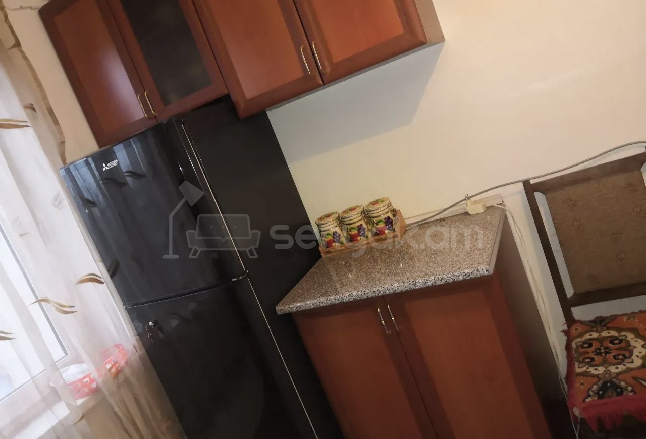 2 Սենյականոց Բնակարան Քարե Շենքում, 67քմ, 3/5 հարկ, Նորմալ Վիճակում, Կահավորված, Արևկող