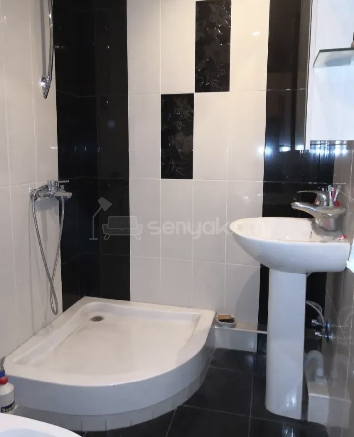 2 Սենյականոց Բնակարան Քարե Շենքում, 67քմ, 3/5 հարկ, Նորմալ Վիճակում, Կահավորված, Արևկող