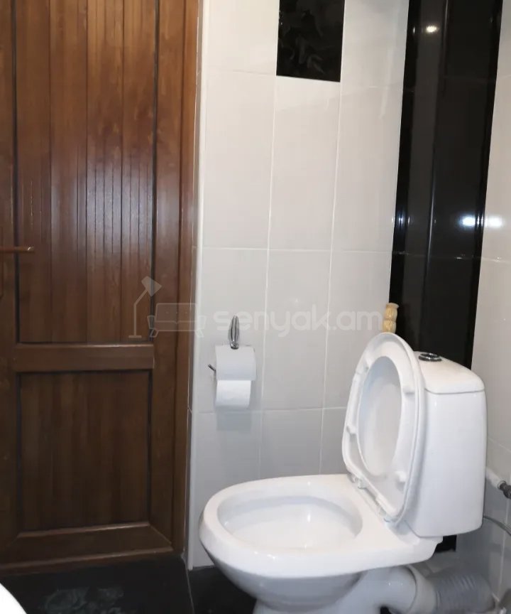 2 Սենյականոց Բնակարան Քարե Շենքում, 67քմ, 3/5 հարկ, Նորմալ Վիճակում, Կահավորված, Արևկող