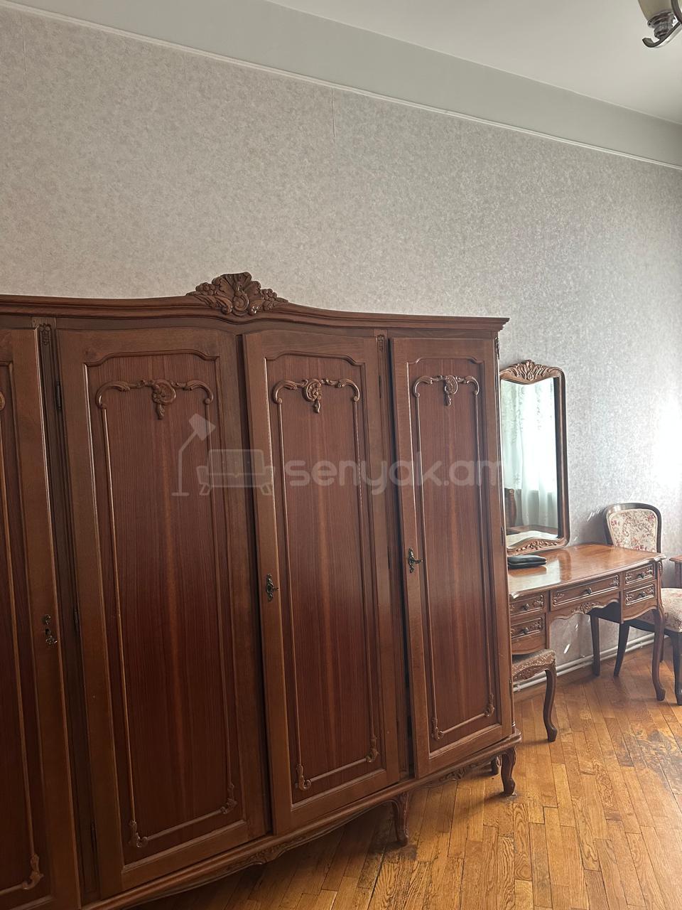 3 Սենյականոց Բնակարան Քարե Շենքում, 80քմ, 3/5 հարկ, Նորմալ Վիճակում, Կահավորված