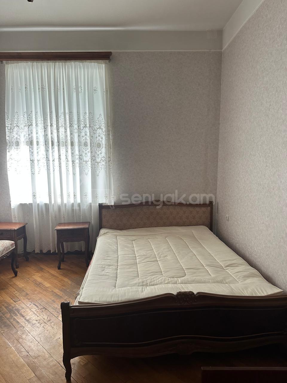 3 Սենյականոց Բնակարան Քարե Շենքում, 80քմ, 3/5 հարկ, Նորմալ Վիճակում, Կահավորված