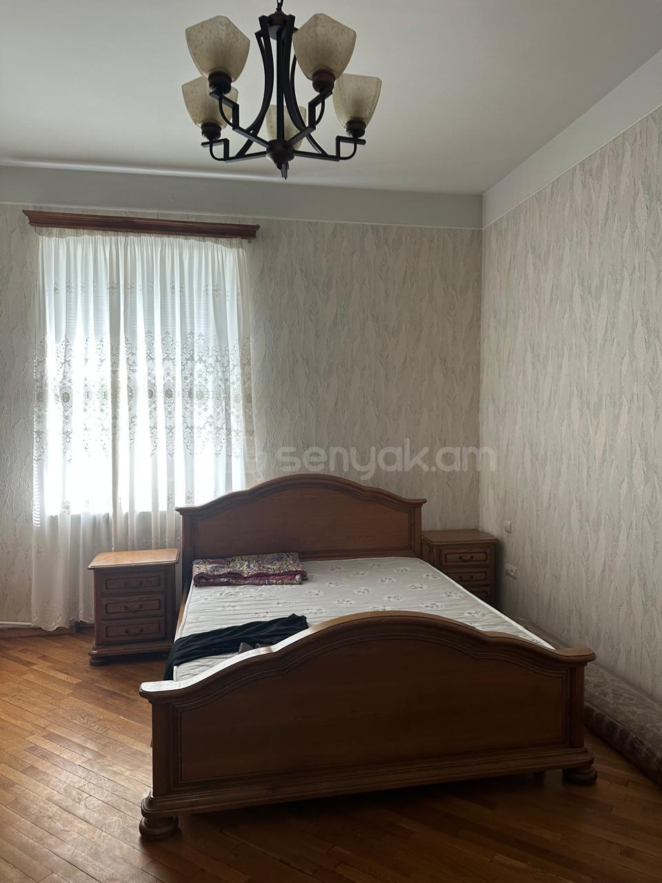 3 Սենյականոց Բնակարան Քարե Շենքում, 80քմ, 3/5 հարկ, Նորմալ Վիճակում, Կահավորված