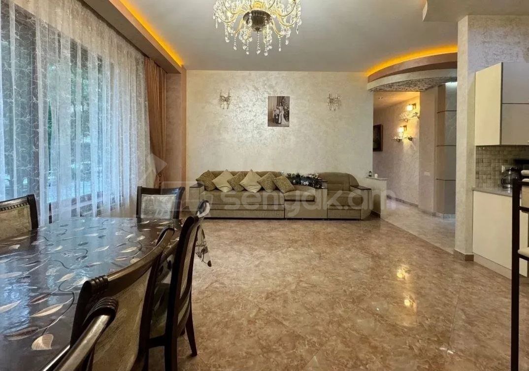 4 Սենյականոց Բնակարան Քարե Շենքում, 140քմ, 1/7 հարկ, Դիզայներական Վերանորոգված