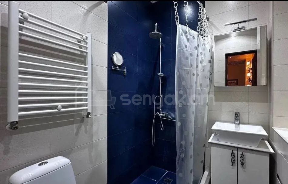 4 Սենյականոց Բնակարան Քարե Շենքում, 140քմ, 1/7 հարկ, Դիզայներական Վերանորոգված