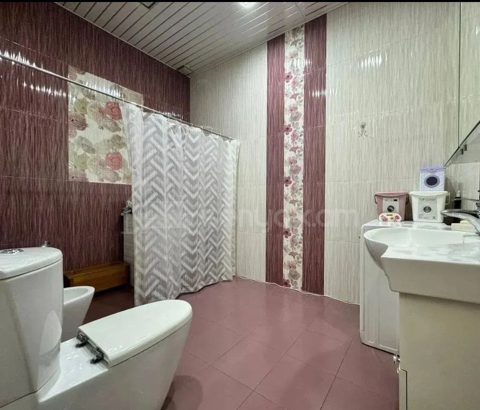 4 Սենյականոց Բնակարան Քարե Շենքում, 140քմ, 1/7 հարկ, Դիզայներական Վերանորոգված