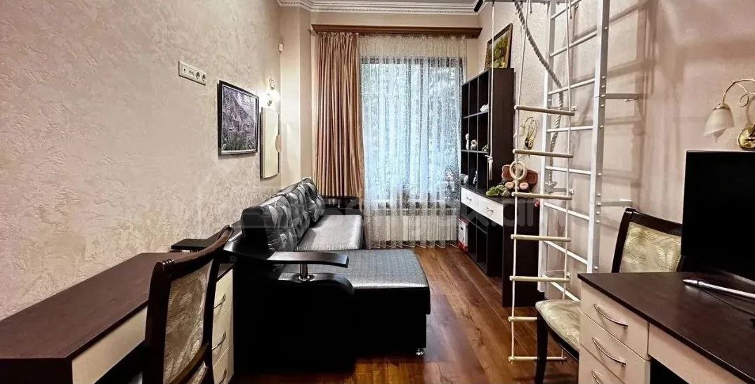4 Սենյականոց Բնակարան Քարե Շենքում, 140քմ, 1/7 հարկ, Դիզայներական Վերանորոգված