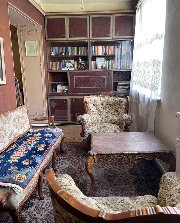 2 Սենյականոց Բնակարան Քարե Շենքում, 81քմ, 2/4 հարկ, Պետական Վիճակում