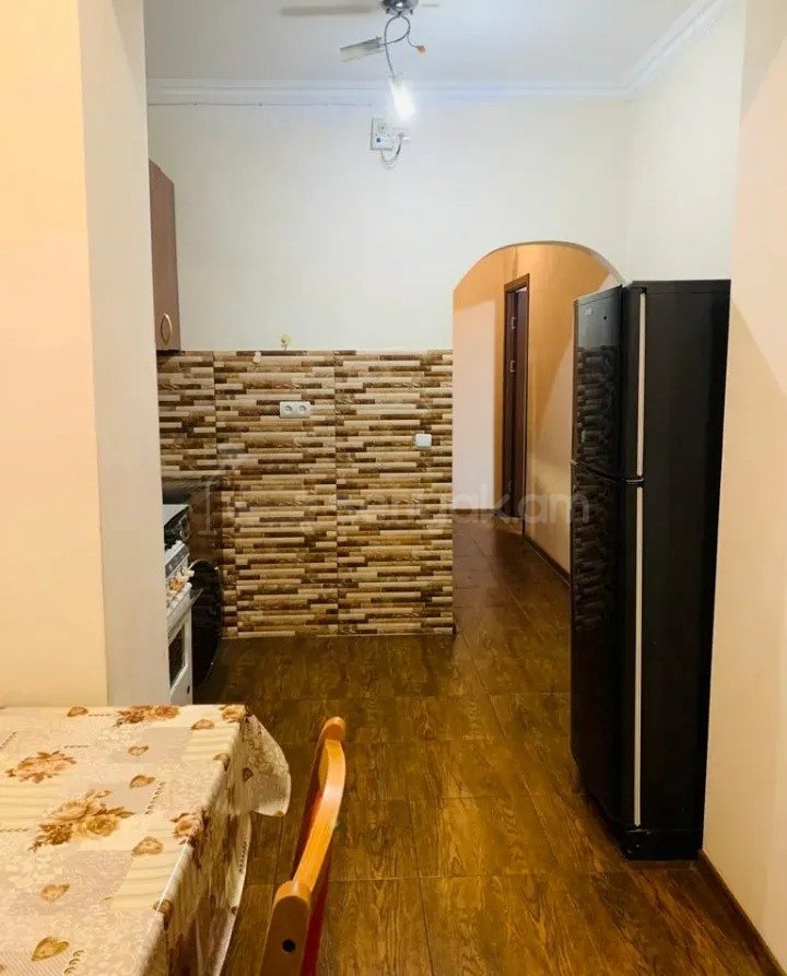 3 Սենյականոց Բնակարան Քարե Շենքում, 60քմ, 5/5 հարկ, Կապիտալ Վերանորոգված