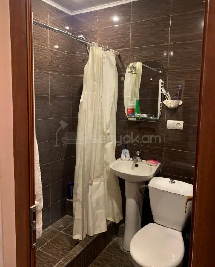 3 Սենյականոց Բնակարան Քարե Շենքում, 60քմ, 5/5 հարկ, Կապիտալ Վերանորոգված