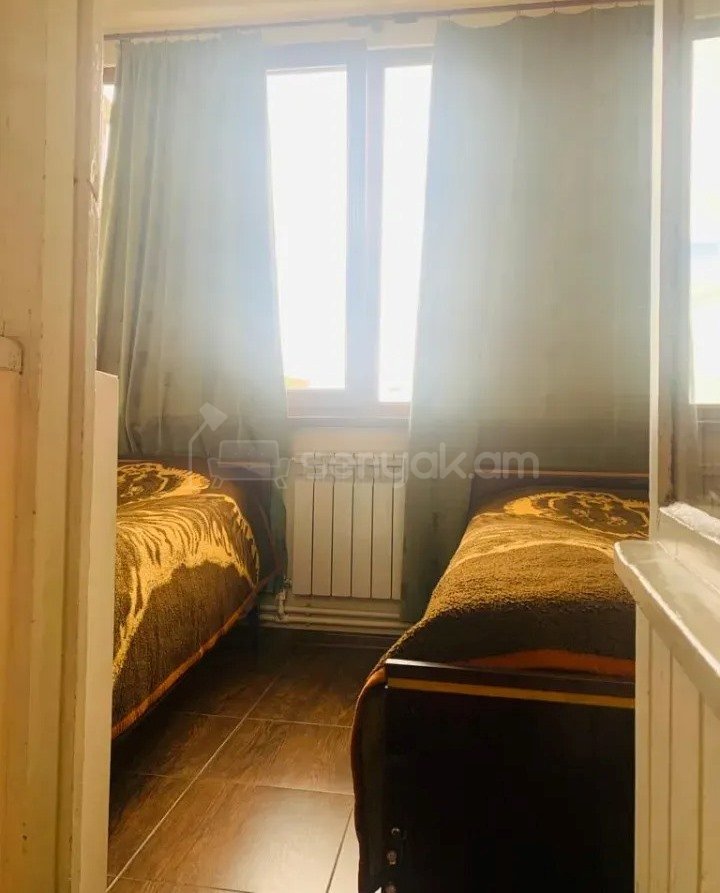 3 Սենյականոց Բնակարան Քարե Շենքում, 60քմ, 5/5 հարկ, Կապիտալ Վերանորոգված