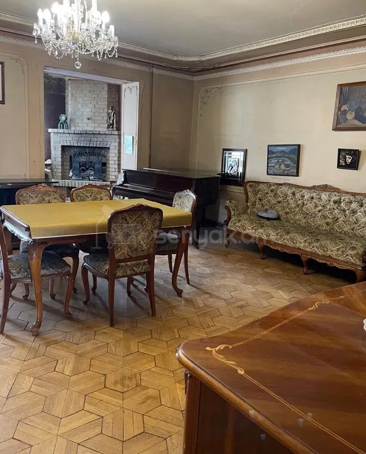 2 Սենյականոց Բնակարան Քարե Շենքում, 81քմ, 2/4 հարկ, Նորմալ Վիճակում