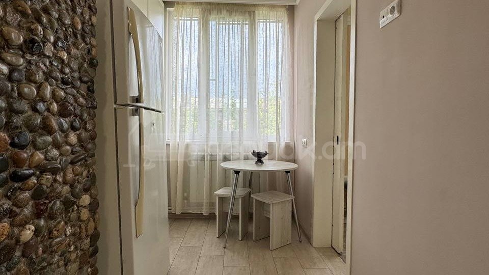 3 Սենյականոց Բնակարան Քարե Շենքում, 73քմ, 4/5 հարկ, Կապիտալ Վերանորոգված