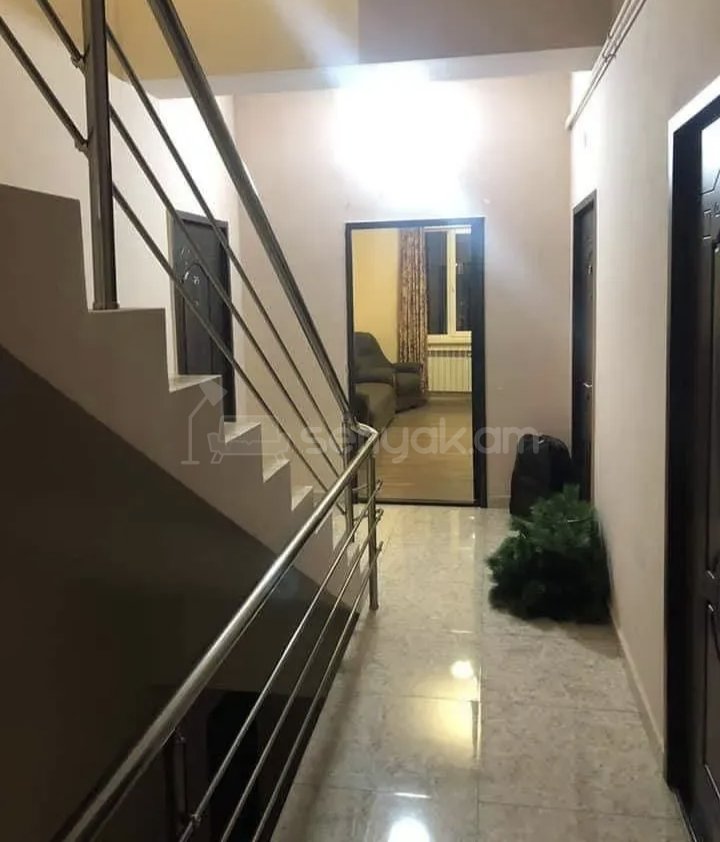 2 Սենյականոց Բնակարան Քարե Շենքում, 58քմ, 3/4 հարկ, Նորմալ Վիճակում, Կահավորված, Արևկող