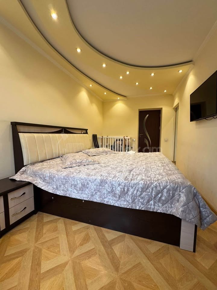 4 Սենյականոց Բնակարան Քարե Շենքում, 113քմ, 4/5 հարկ, Կապիտալ Վերանորոգված