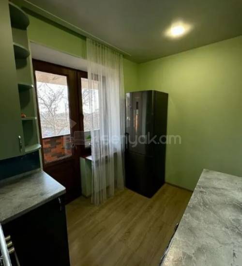 3 Սենյականոց Բնակարան Քարե Շենքում, 76քմ, 5/5 հարկ, Կապիտալ Վերանորոգված