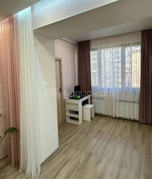 3 Սենյականոց Բնակարան Քարե Շենքում, 76քմ, 5/5 հարկ, Կապիտալ Վերանորոգված