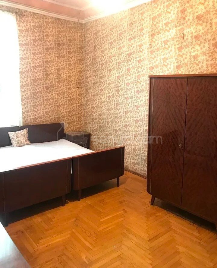 2 Սենյականոց Բնակարան Քարե Շենքում, 67քմ, 2/3 հարկ, Պետական Վիճակում