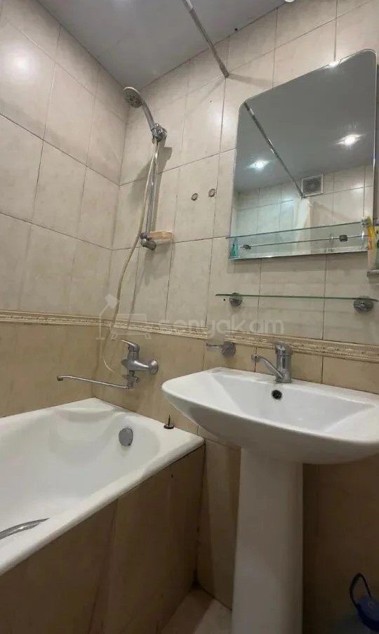 2 Սենյականոց Բնակարան Քարե Շենքում, 64քմ, 5/5 հարկ, Նորմալ Վիճակում