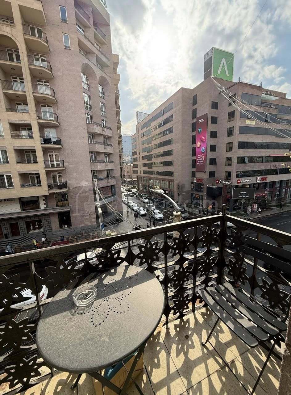 2 Սենյականոց Բնակարան Քարե Շենքում, 65քմ, 4/5 հարկ, Կապիտալ Վերանորոգված, Կահավորված
