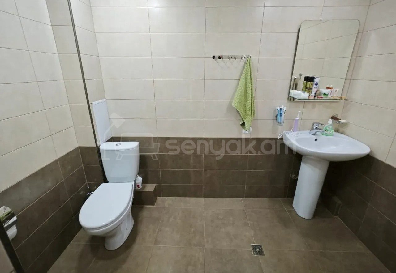 3 Սենյականոց Բնակարան Քարե Շենքում, 104քմ, 3/5 հարկ, Կապիտալ Վերանորոգված
