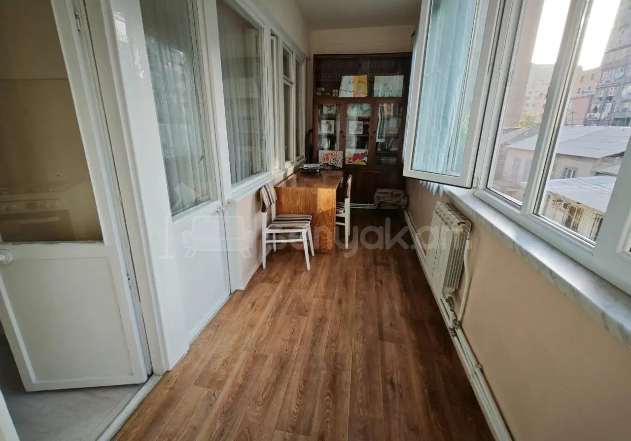 3 Սենյականոց Բնակարան Քարե Շենքում, 104քմ, 3/5 հարկ, Կապիտալ Վերանորոգված