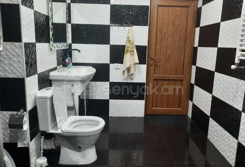 4 Սենյականոց Բնակարան Քարե Շենքում, 127քմ, 2/5 հարկ, Կապիտալ Վերանորոգված, Կահավորված