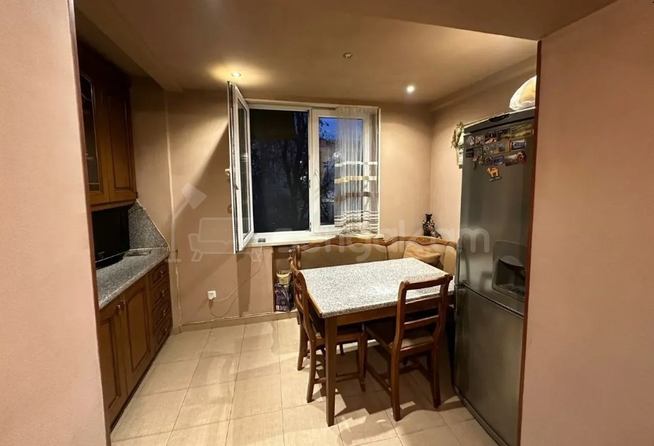 3 Սենյականոց Բնակարան Քարե Շենքում, 74քմ, 3/5 հարկ, Կապիտալ Վերանորոգված