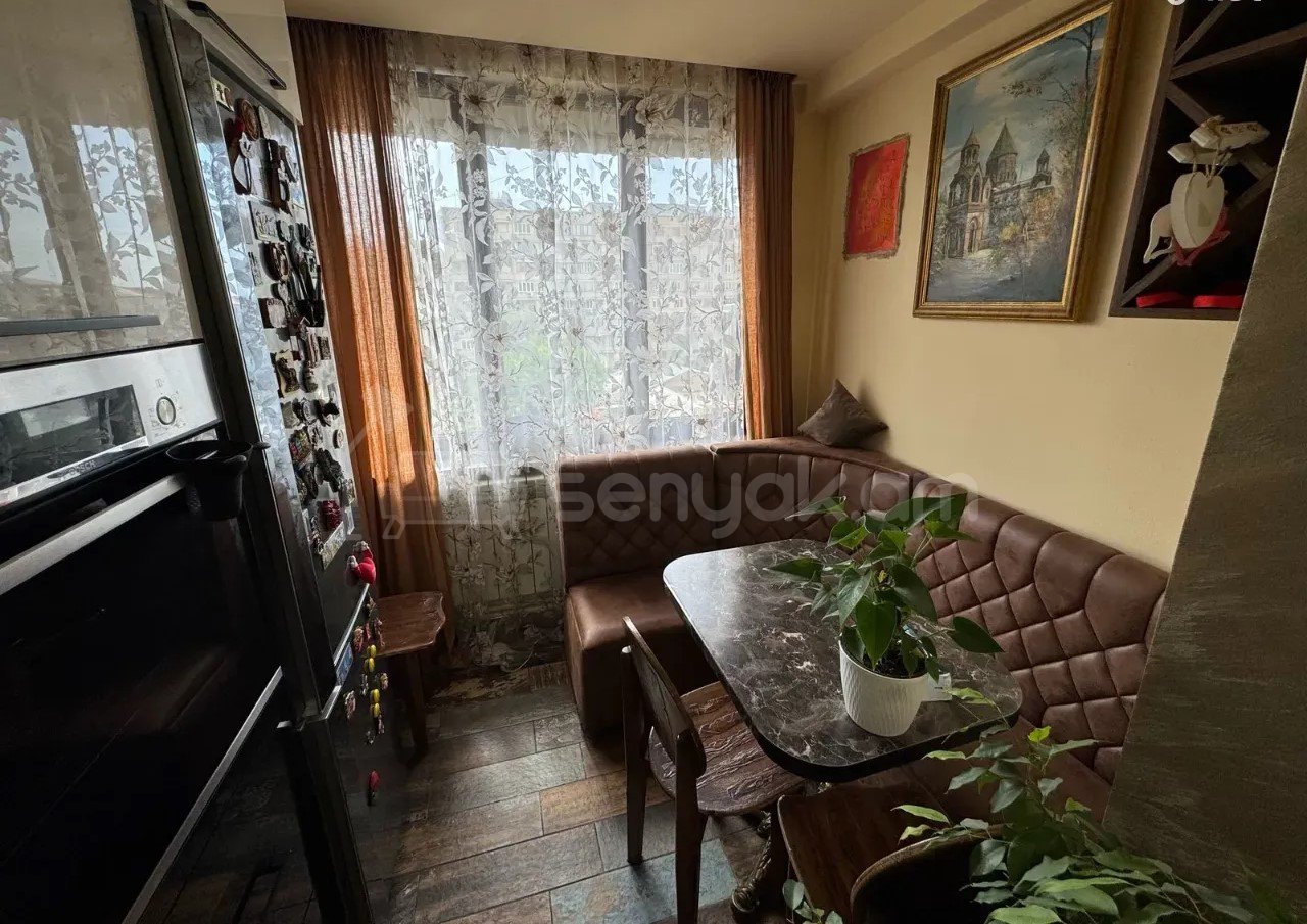 3 Սենյականոց Բնակարան Քարե Շենքում, 74քմ, 3/5 հարկ, Կապիտալ Վերանորոգված