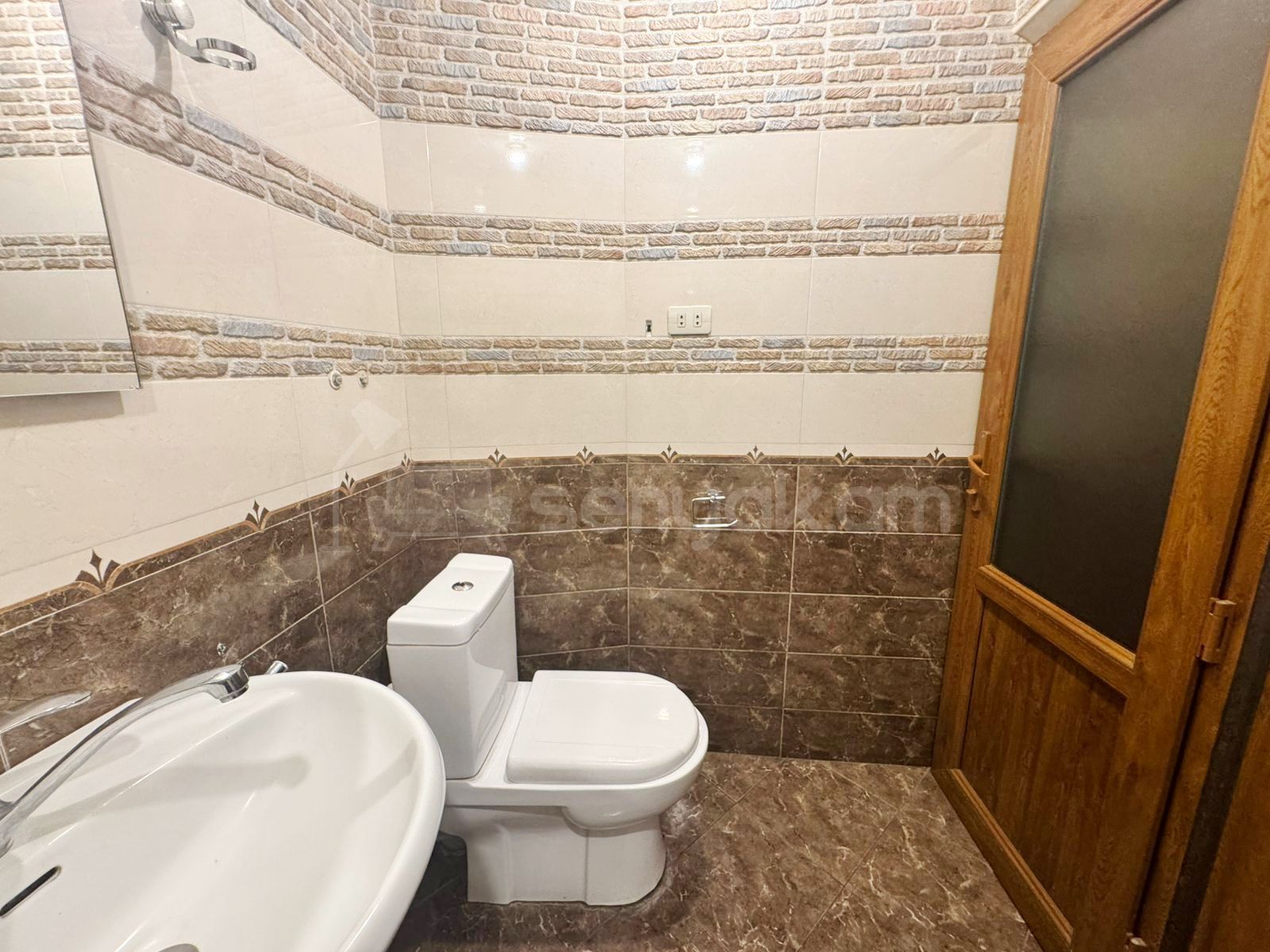 3 Սենյականոց Բնակարան Քարե Շենքում, 100քմ, 1/5 հարկ, Կապիտալ Վերանորոգված, Կահավորված, Արևկող