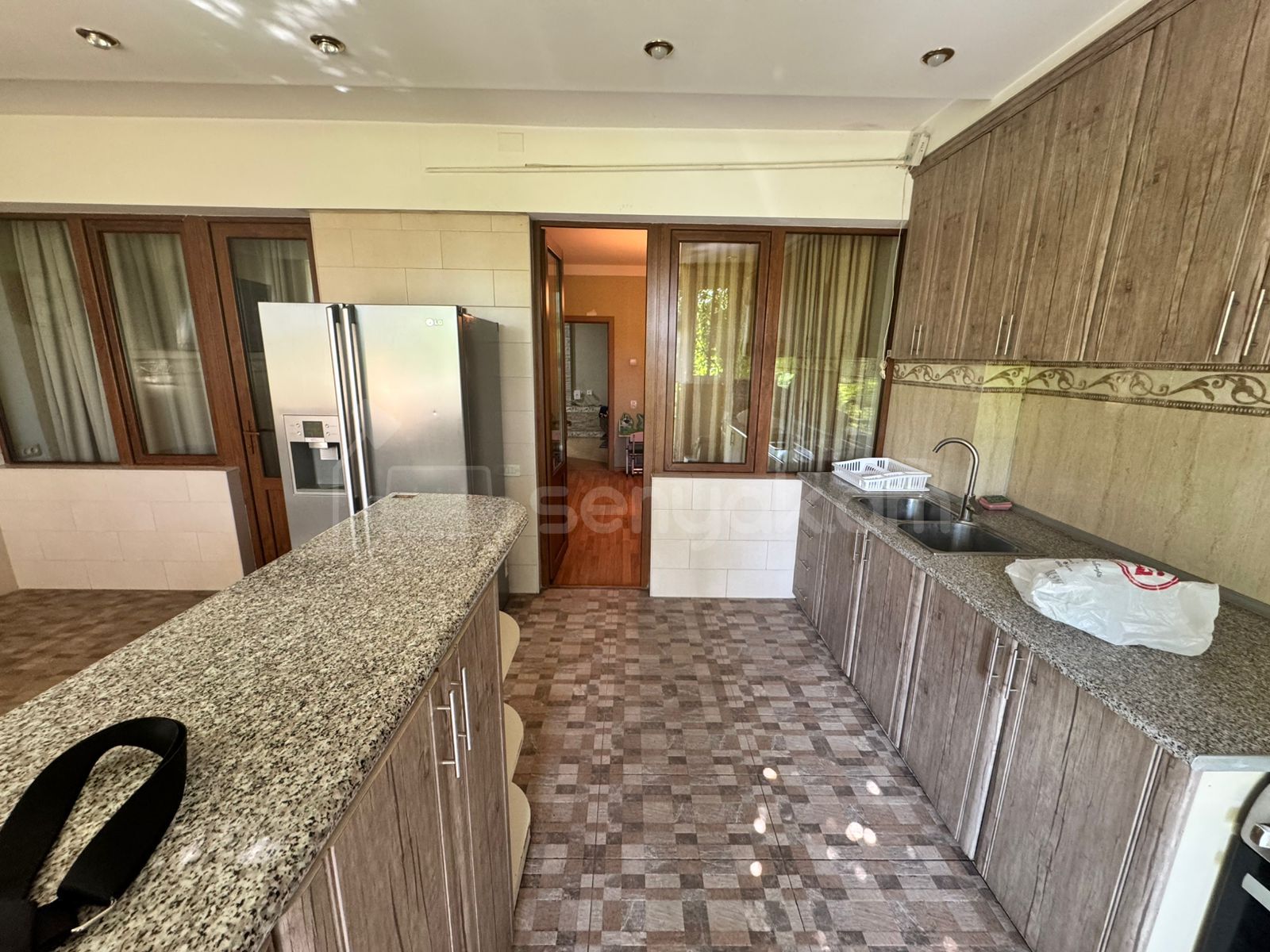 3 Սենյականոց Բնակարան Քարե Շենքում, 100քմ, 1/5 հարկ, Կապիտալ Վերանորոգված, Կահավորված, Արևկող