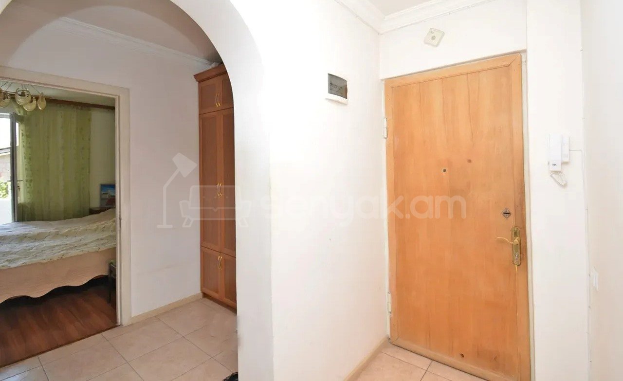 3 Սենյականոց Բնակարան Քարե Շենքում, 74քմ, 4/4 հարկ, Նորմալ Վիճակում