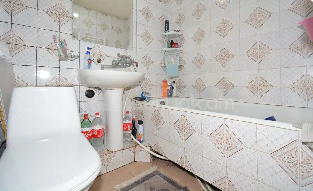 3 Սենյականոց Բնակարան Քարե Շենքում, 74քմ, 4/4 հարկ, Նորմալ Վիճակում