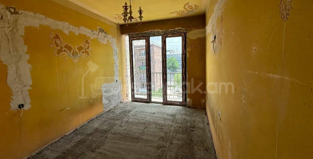 3 Սենյականոց Բնակարան Քարե Շենքում, 62քմ, 4/5 հարկ, Կապիտալ Վերանորոգված