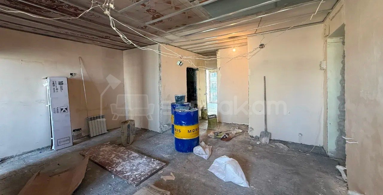 3 Սենյականոց Բնակարան Քարե Շենքում, 62քմ, 4/5 հարկ, Կապիտալ Վերանորոգված