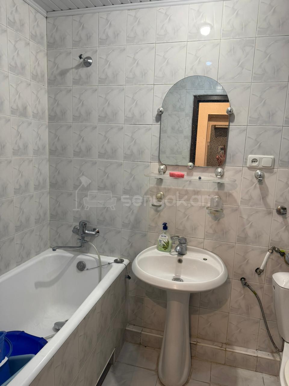 3 Սենյականոց Բնակարան Քարե Շենքում, 80քմ, 2/5 հարկ, Կապիտալ Վերանորոգված, Կահավորված