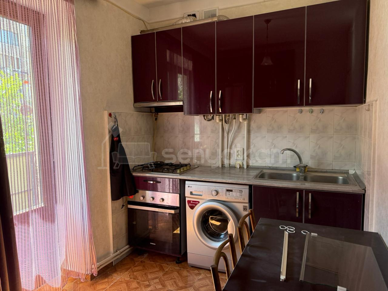 3 Սենյականոց Բնակարան Քարե Շենքում, 80քմ, 2/5 հարկ, Կապիտալ Վերանորոգված, Կահավորված