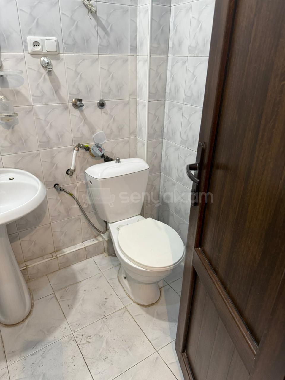 3 Սենյականոց Բնակարան Քարե Շենքում, 80քմ, 2/5 հարկ, Կապիտալ Վերանորոգված, Կահավորված