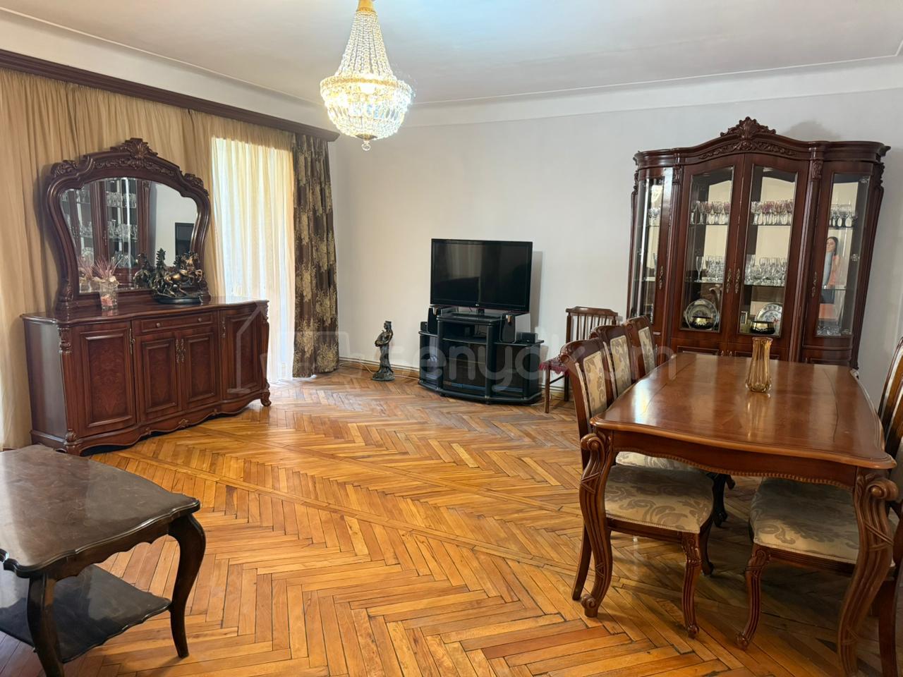 3 Սենյականոց Բնակարան Քարե Շենքում, 80քմ, 2/5 հարկ, Կապիտալ Վերանորոգված, Կահավորված