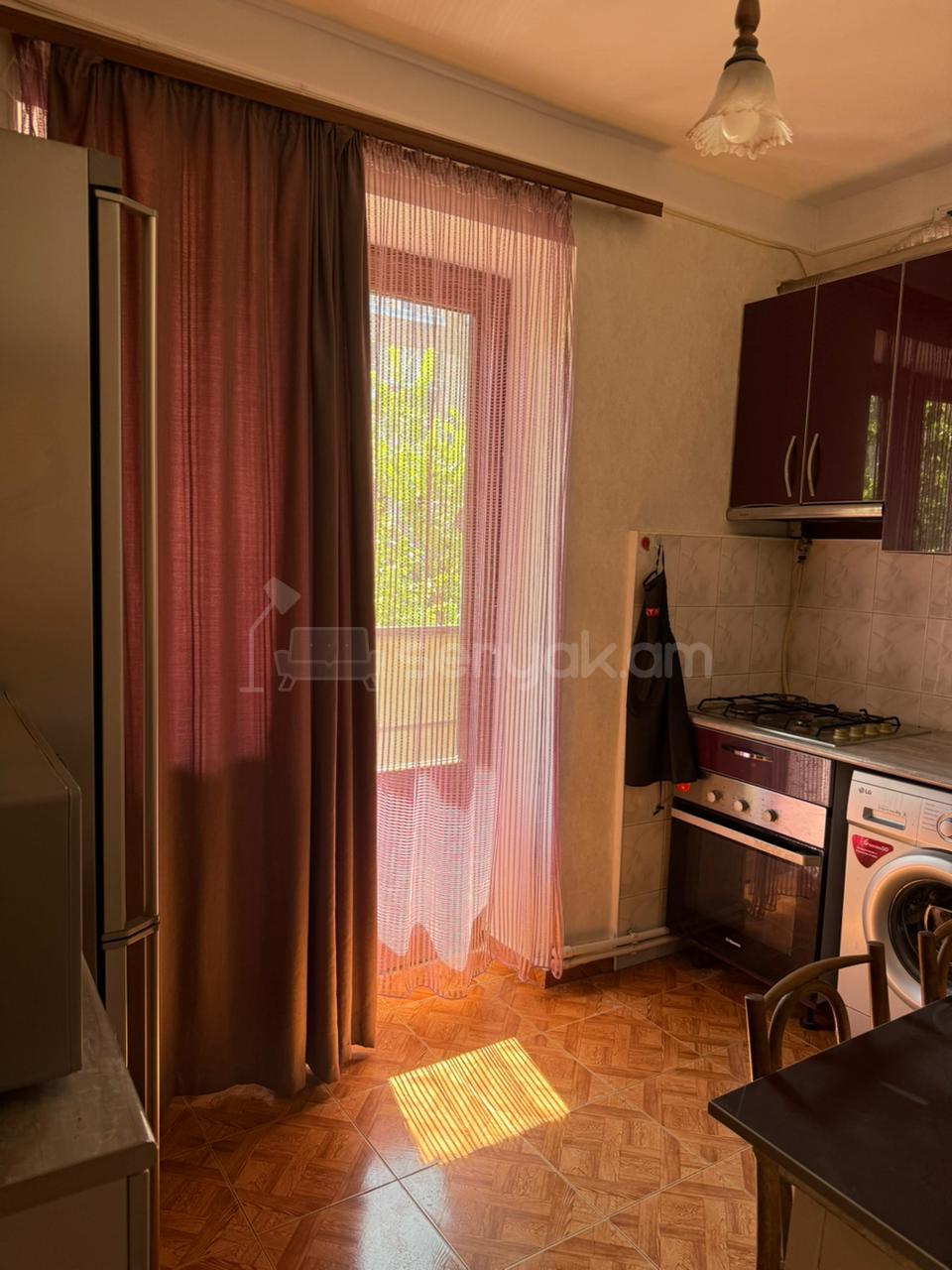 3 Սենյականոց Բնակարան Քարե Շենքում, 80քմ, 2/5 հարկ, Կապիտալ Վերանորոգված, Կահավորված