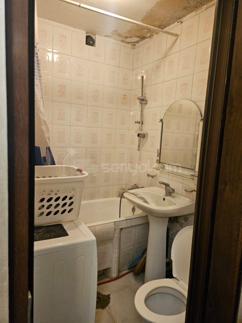 2 Սենյականոց Բնակարան Քարե Շենքում, 50քմ, 2/4 հարկ, Նորմալ Վիճակում, Կահավորված, Արևկող
