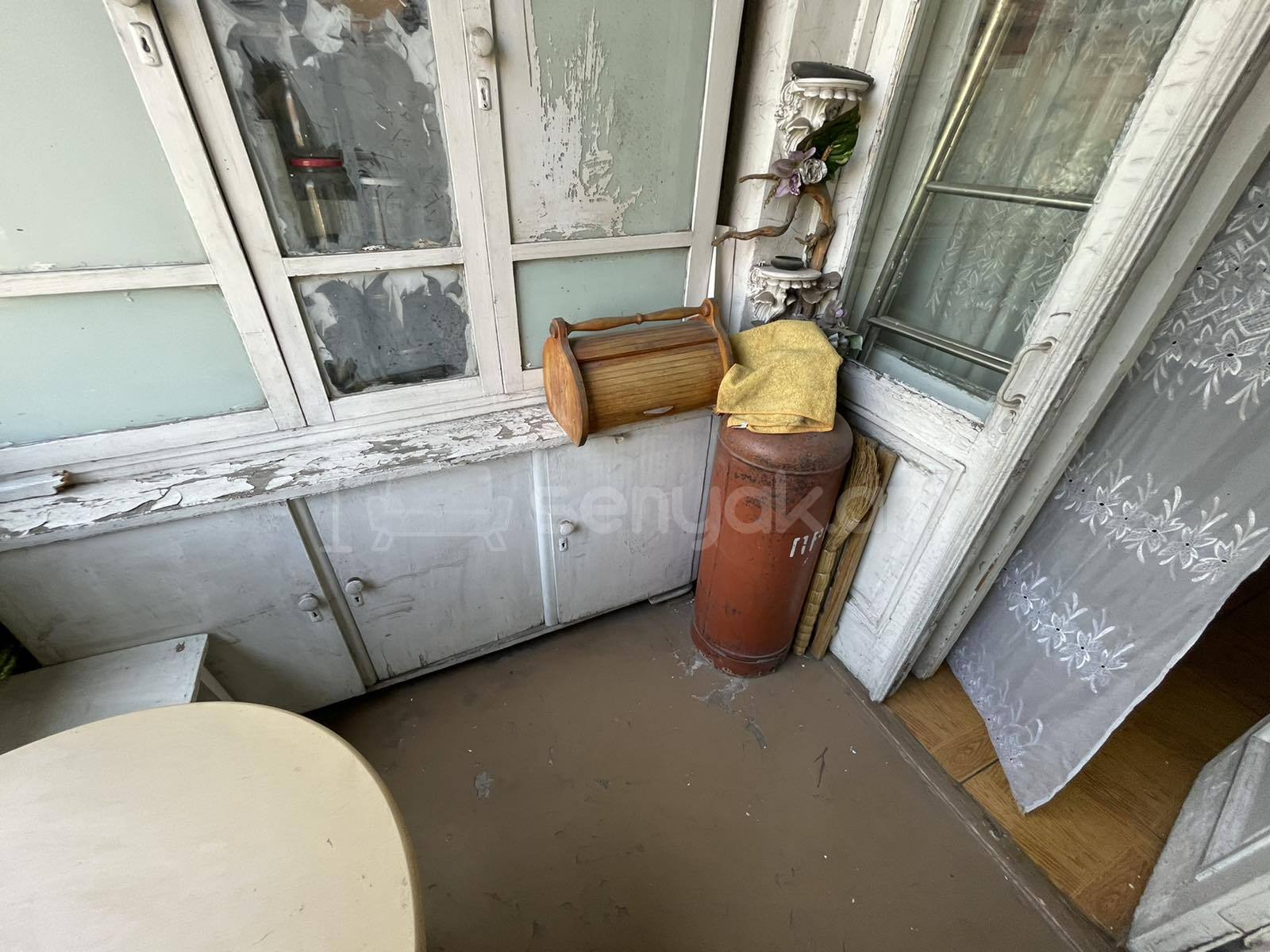 3 Սենյականոց Բնակարան Քարե Շենքում, 70քմ, 4/5 հարկ, Նորմալ Վիճակում