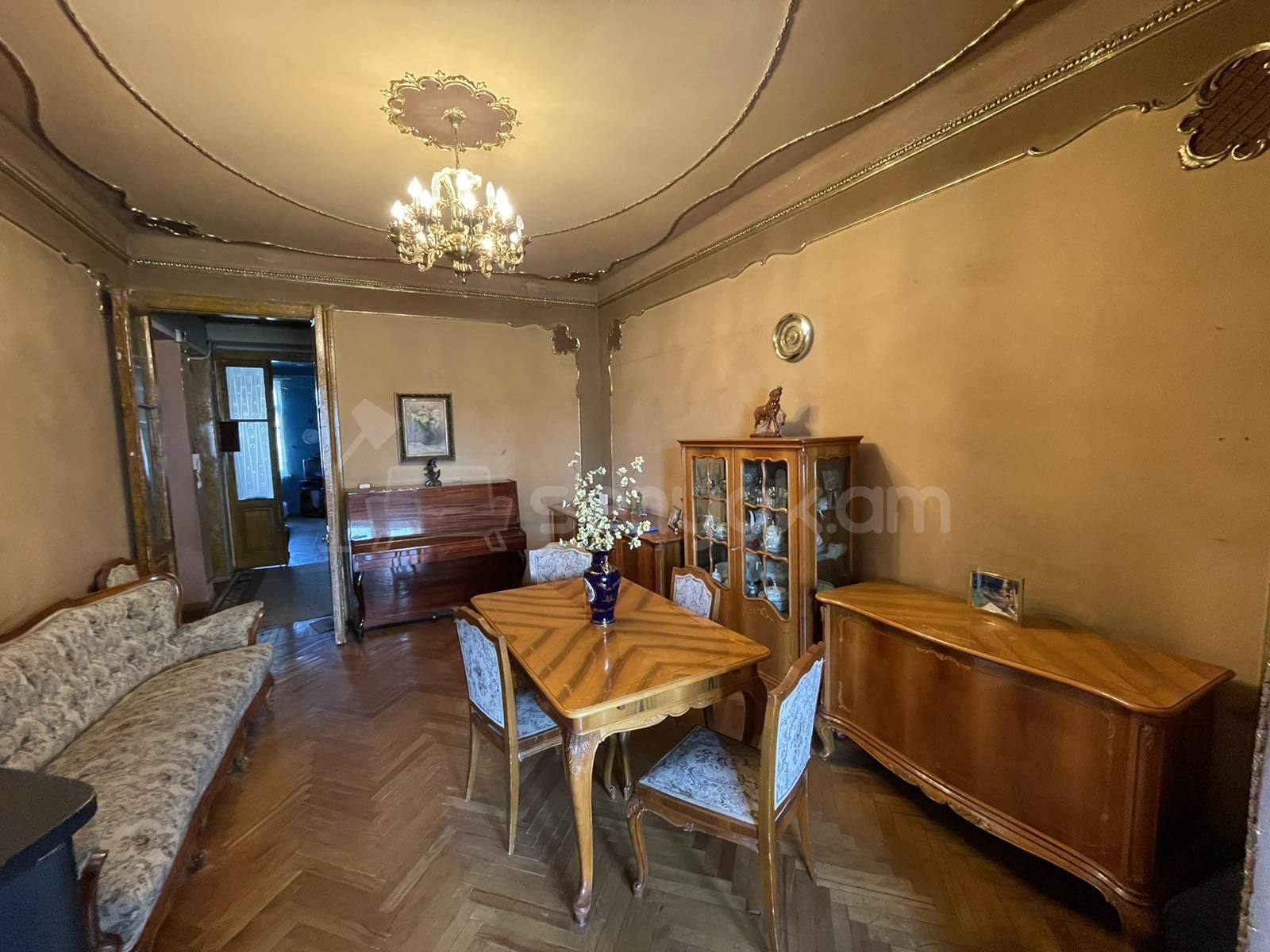 3 Սենյականոց Բնակարան Քարե Շենքում, 70քմ, 4/5 հարկ, Նորմալ Վիճակում