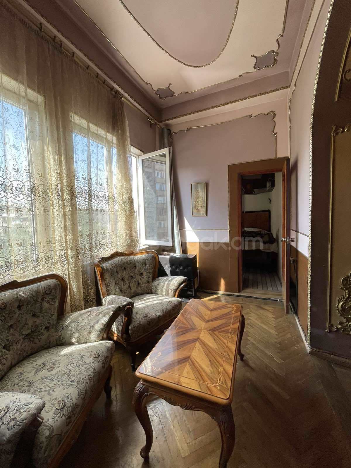 3 Սենյականոց Բնակարան Քարե Շենքում, 70քմ, 4/5 հարկ, Նորմալ Վիճակում